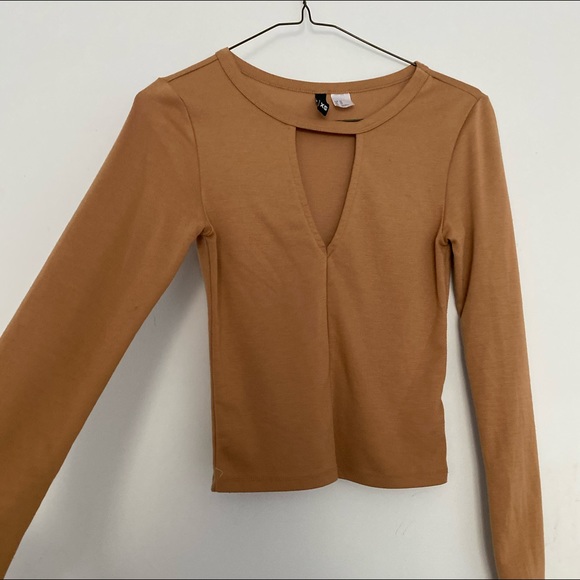 Front cutout crop top - Picture 2 of 3